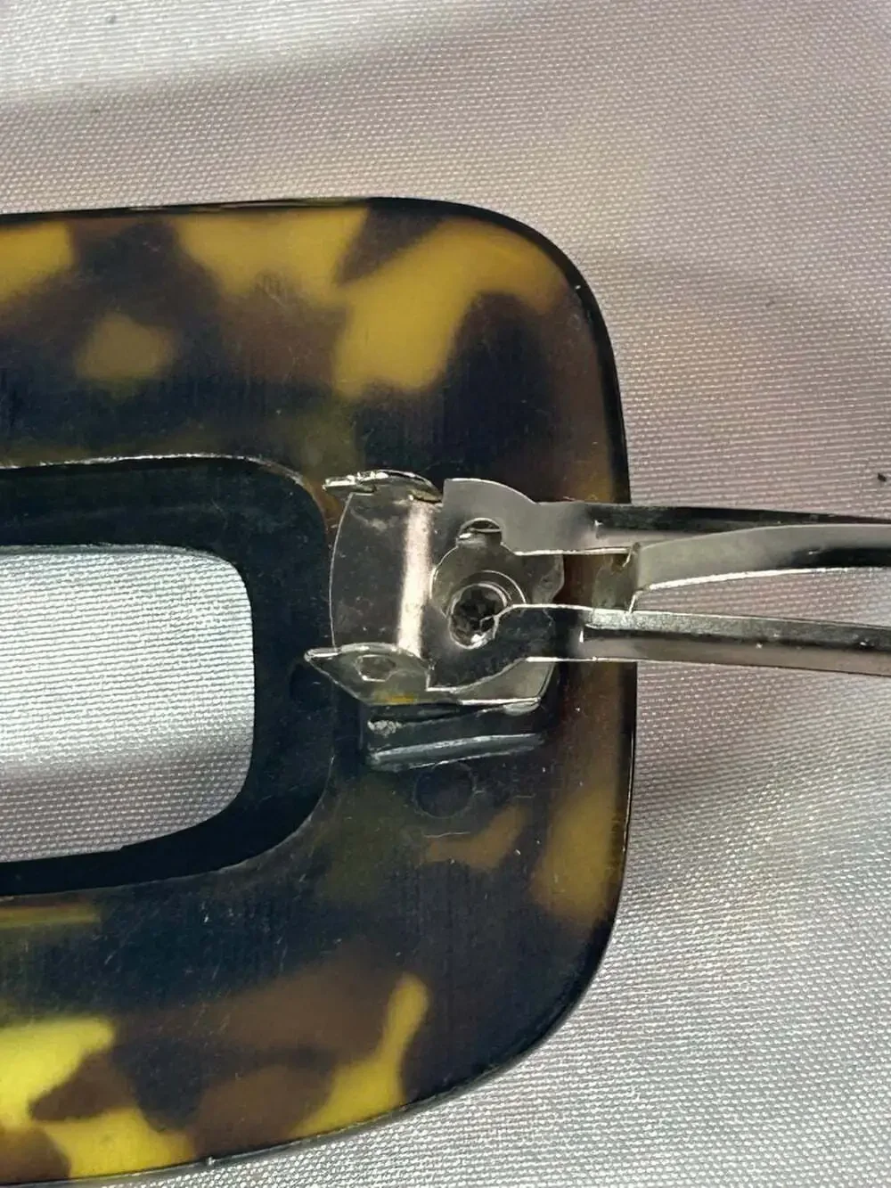 VTG rectangle tortoise shell color and black barrette clip 3”x 2”